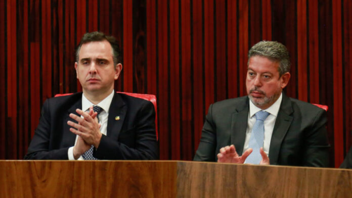 Os presidentes do Senado, Rodrigo Pacheco, e da Câmara, Arthur Lira, na tribuna do plenário do Tribunal Superior Eleitoral, durante a diplomação do presidente eleito, Luiz Inácio Lula da Silva