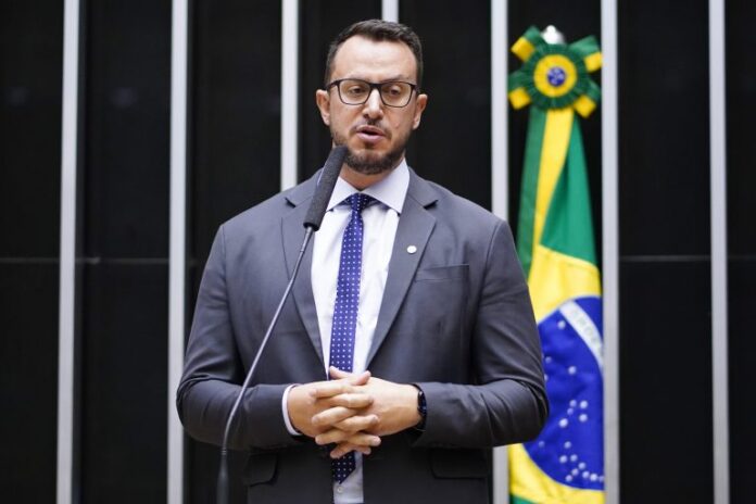 Deputado Delegado Matheus Laiola fala ao microfone