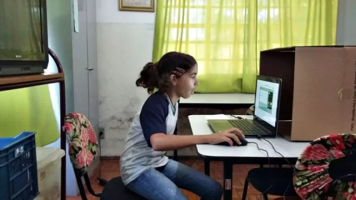 Educação - geral - internet universalização computadores digital teleaulas ensino a distância alunos estudantes Fust redes informática