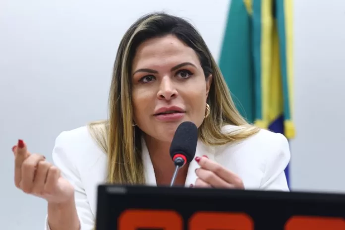 Deputada Silvye Alves fala ao microfone