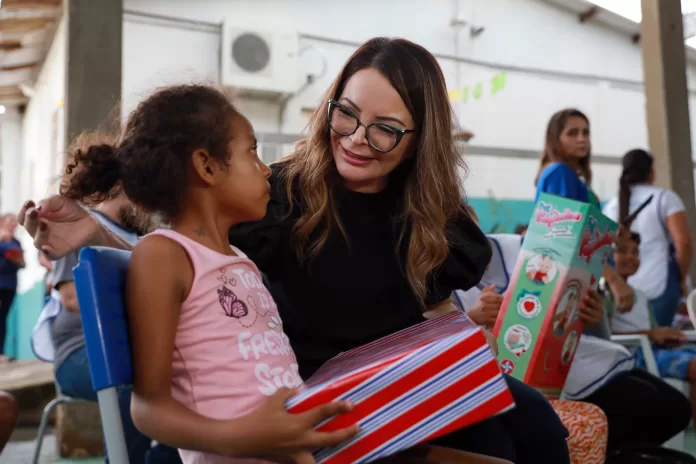 Entrega na Escola Espírita Vianna de Carvalho à crianças PCDs