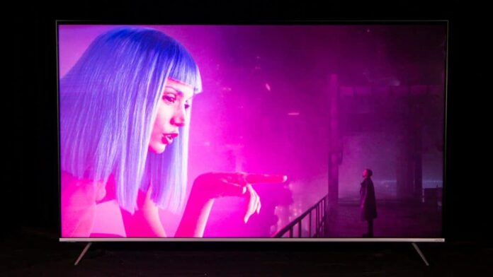 TV MiniLED exibindo cena de Blade Runner 2049