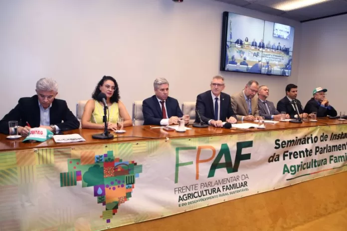 Palestra sobre agricultura familiar X agronegócio