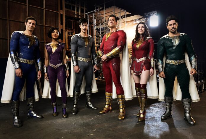 Shazam 2: diretor compartilha foto dos novos trajes da família Shazam no filme. Imagem: Twitter/Reprodução