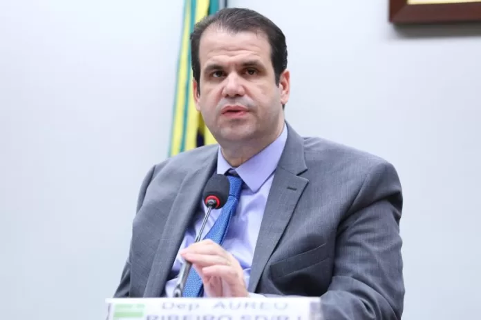 Deputado Aureo Ribeiro (Solidariedade-RJ) participa de reunião em comissão da Câmara dos Deputados