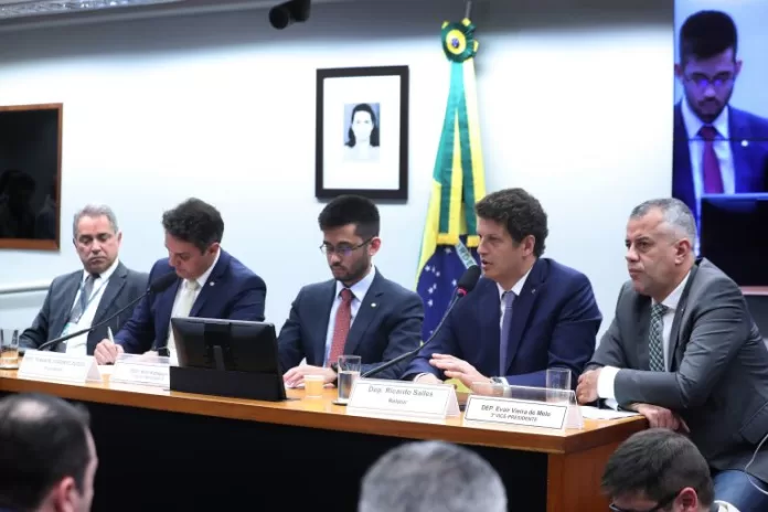 Deputados reunidos numa sala