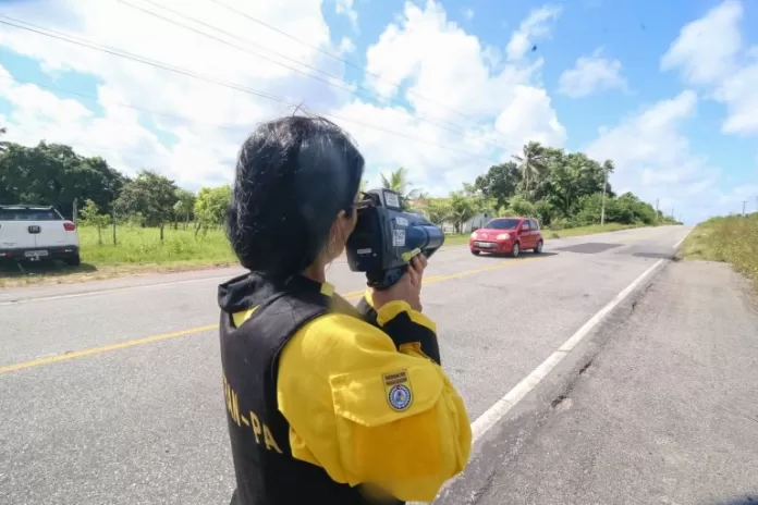 Segurança pública - policiais - blitz - trânsito - Operação policial aborda motoristas no transito