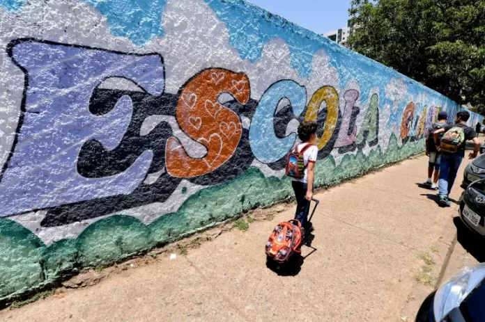 Fachada de escola pública no Distrito Federal