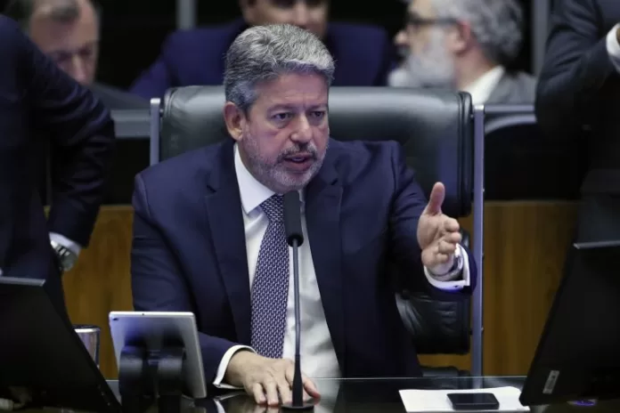 Arthur Lira preside a sessão do Plenário