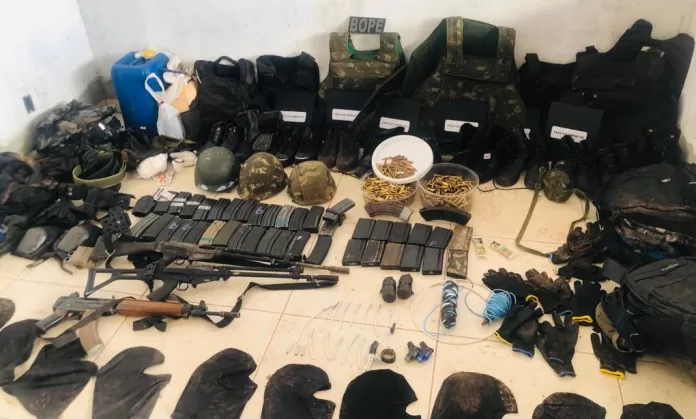 Parte das armas, munições e outros equipamentos apreendidos presos durante a operação