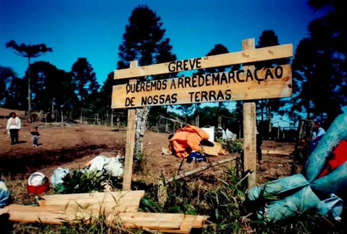 Indígenas Xokleng pedem demarcação do território, em 2000