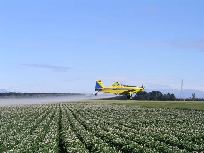 avião agrícola fazendo pulverização aérea aviões agrícolas