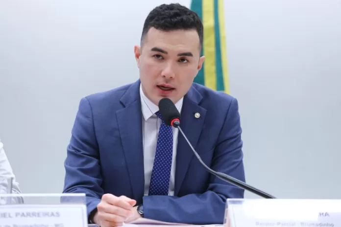 Deputado Pedro Aihara fala ao microfone