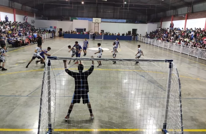 Disputa de handebol nos Jogos Escolares