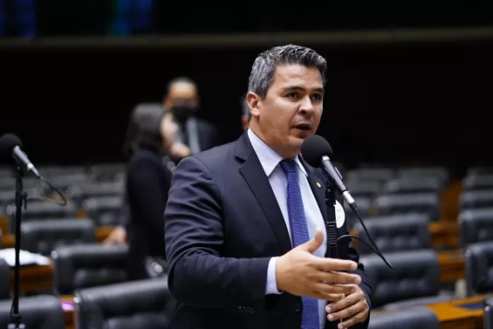 Deputado Diego Garcia discursa no Plenário da Câmara