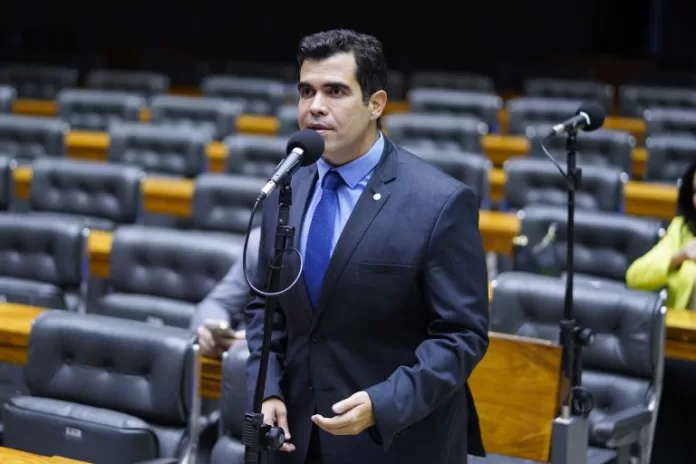 Deputado Ricardo Ayres (Republicanos-TO) no Plenário da Câmara dos Deputados