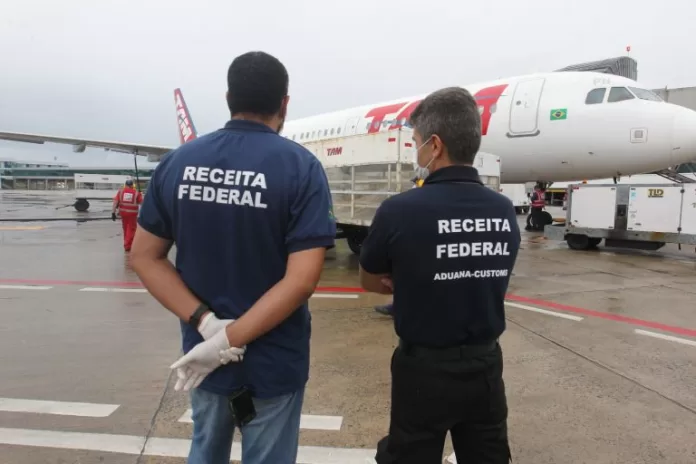 Economia - tributos - fiscalização Receita Federal aduana importações importação mercadorias logística impostos (aeroporto de Salvador-BA)