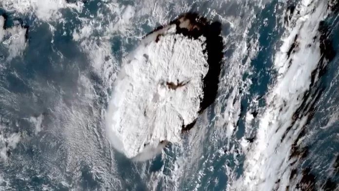 Erupção do vulcão Hunga Tonga, registrada por satélite dos EUA