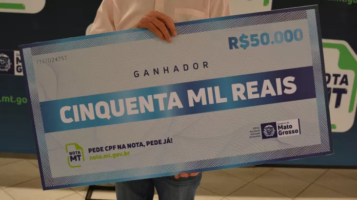 Cheque simbólico do Programa Nota MT no valor de R$ 50 mil