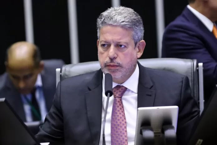 Presidente da Câmara dos Deputados, Arthur Lira, fala ao microfone