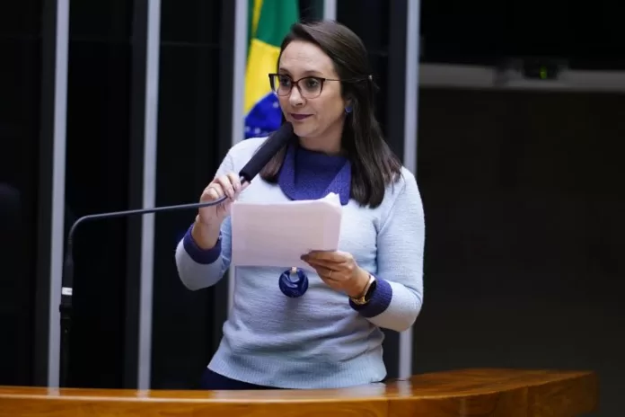 Deputada Renata Abreu fala ao microfone