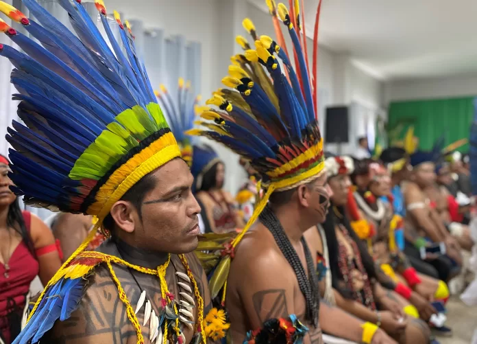 A Unemat graduou duas turmas da Faculdade Indígena Intercultural em cerimônia realizada em Barra do Bugres em 2022