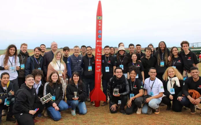 Minerva Rocket e Sats, da UFRJ, participa da maior competição de foguetes