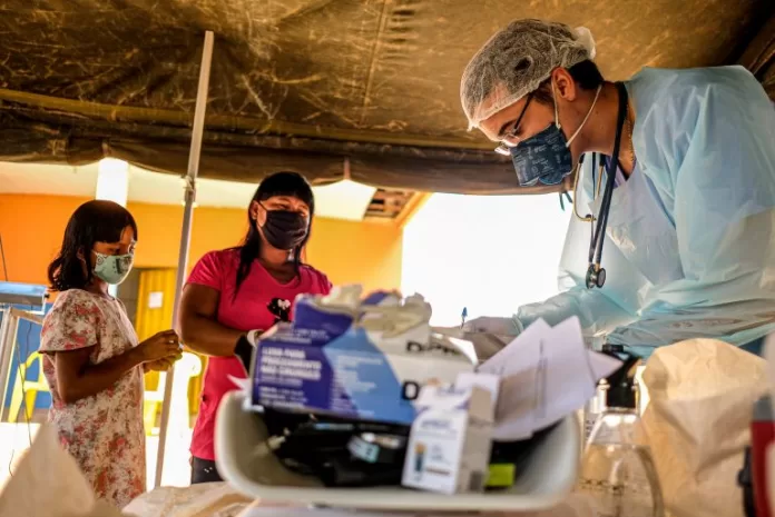 Médico atende indígenas