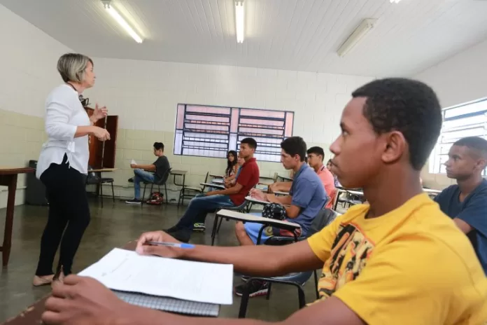 Educação - ensino profissional - sala de aula alunos estudantes professores adolescentes jovens formação técnica profissionalizante qualificação trabalho (Feti - Fundação de Ensino Técnico Intensivo, Uberaba-MG)