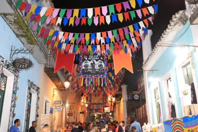 Rua enfeitada com bandeirinhas de festa junina