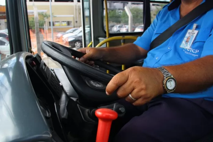 Trabalho - geral - motoristas ônibus profissionais trânsito condução passageiros trabalhadores transporte