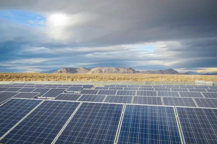 Painéis solares representando energia renovável