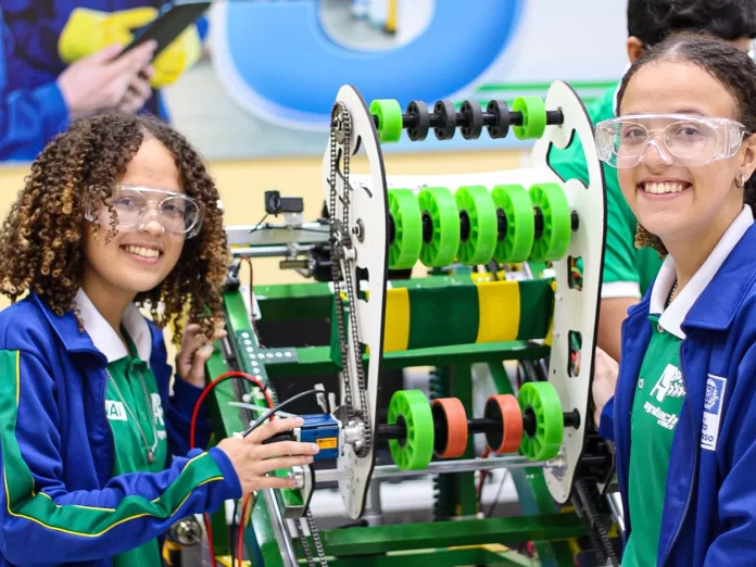 Débora e Daniele Ferreira estudam na Escola Estadual Júlio Muller