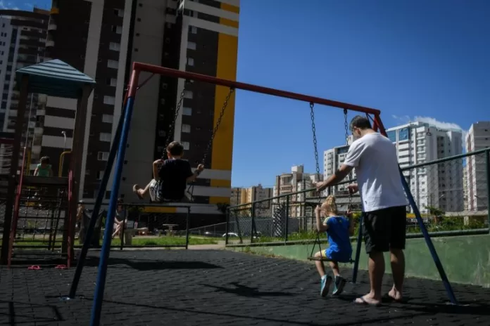 Família - pais filhos paternidade brincadeira diversão parquinho