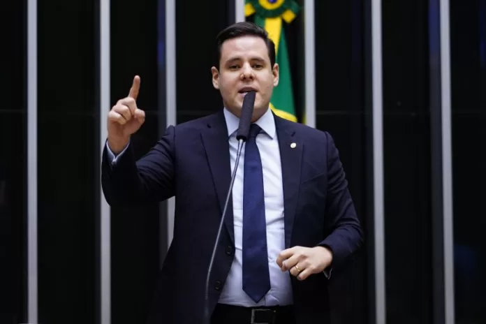 Deputado Rodrigo Valadares discursa na tribuna do Plenário