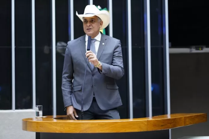 Deputado Marco Brasil discursa na tribuna do Plenário