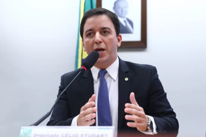 Deputado Célio Studart (PSD-CE) fala em comissão na Câmara dos Deputados