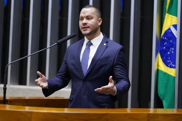 Deputado Adail Filho discursa na tribuna do Plenário