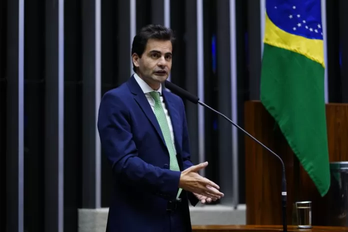 Deputado Fabio Garcia discursa na tribuna do Plenário