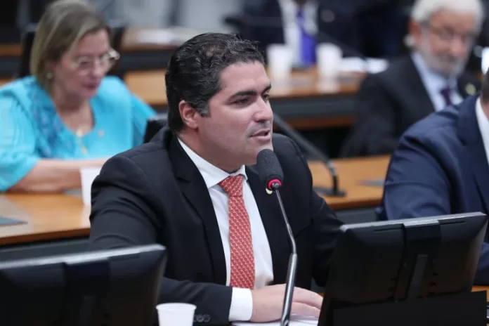 Deputado Newton Cardoso Jr participa de reunião em comissão