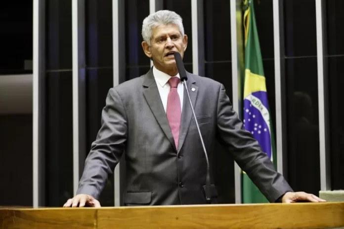 Deputado Afonso Motta fala ao microfone