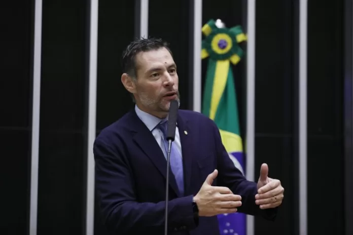 Deputado Marangoni fala ao microfone