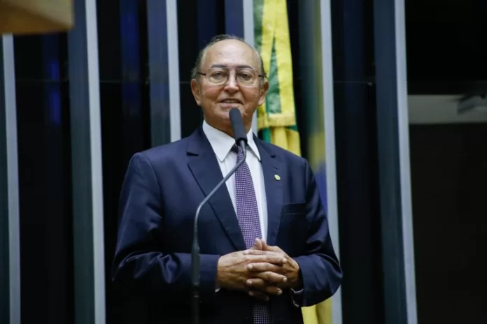 Lázaro Botelho discursa na tribuna do Plenário