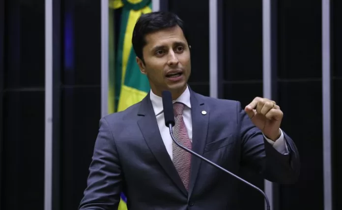 Deputado Duarte Jr. fala ao microfone