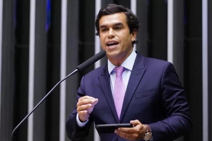 Deputado Beto Pereira fala ao microfone