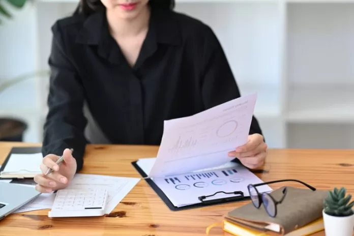 Direitos Humanos e Minorias - mulheres - trabalho - mercado de trabalho - mulher trabalha em escritório