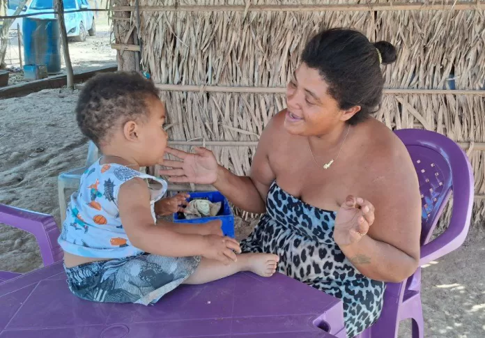 Thyara Savana Soares e o pequeno Cristofer Caleb são atendidos pelo Programa Criança Feliz, em Santo Antônio do Leverger