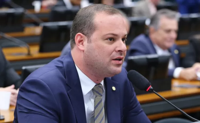 Victor Linhalis fala durante reunião de comissão