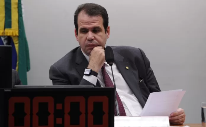 Aureo Ribeiro participa de reunião de comissão na Câmara