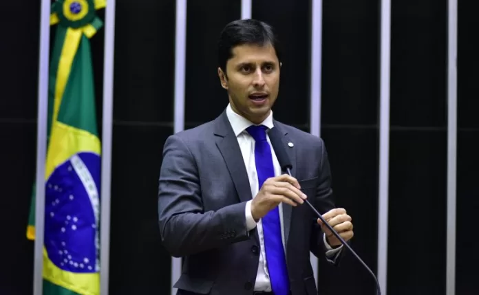 Deputado Duarte Jr. fala ao microfone